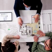 Besprechung eines Grundrisses als Teil der Standortwahl bei Gewerbeimmobilien Stuttgart