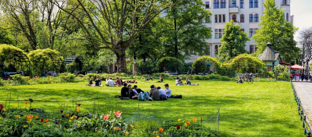 Schülergruppe bei sonnigem Wetter im Park während einer Klassenfahrt Berlin