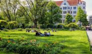 Schülergruppe bei sonnigem Wetter im Park während einer Klassenfahrt Berlin