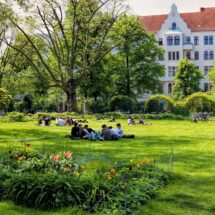 Schülergruppe bei sonnigem Wetter im Park während einer Klassenfahrt Berlin