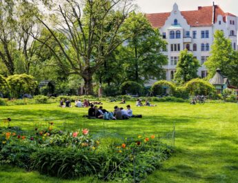 Schülergruppe bei sonnigem Wetter im Park während einer Klassenfahrt Berlin
