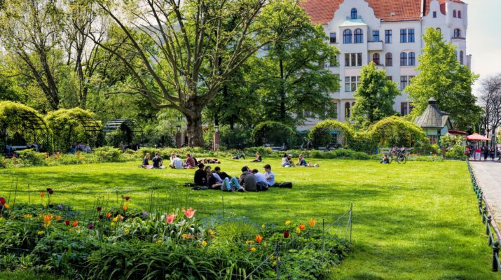 Schülergruppe bei sonnigem Wetter im Park während einer Klassenfahrt Berlin