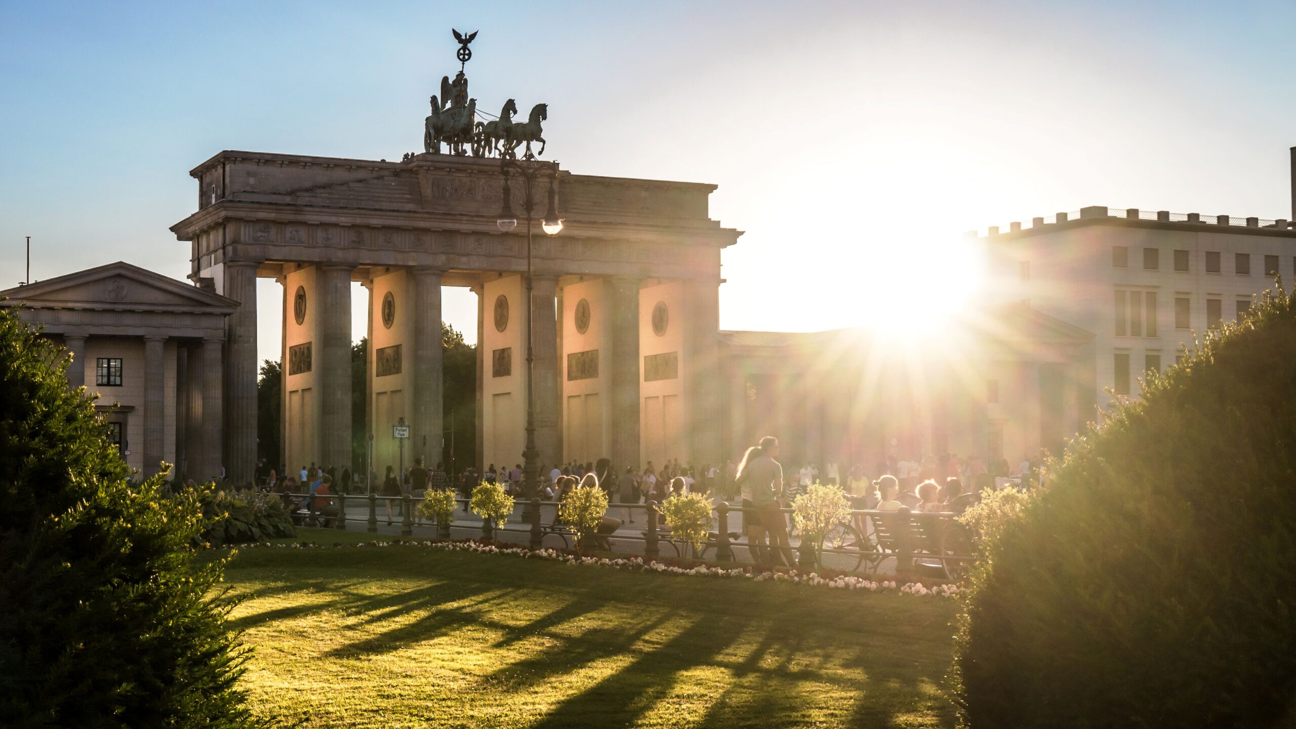 Brandenburger Tor im Sonnenlicht als historisches Wahrzeichen während einer Klassenfahrt Berlin