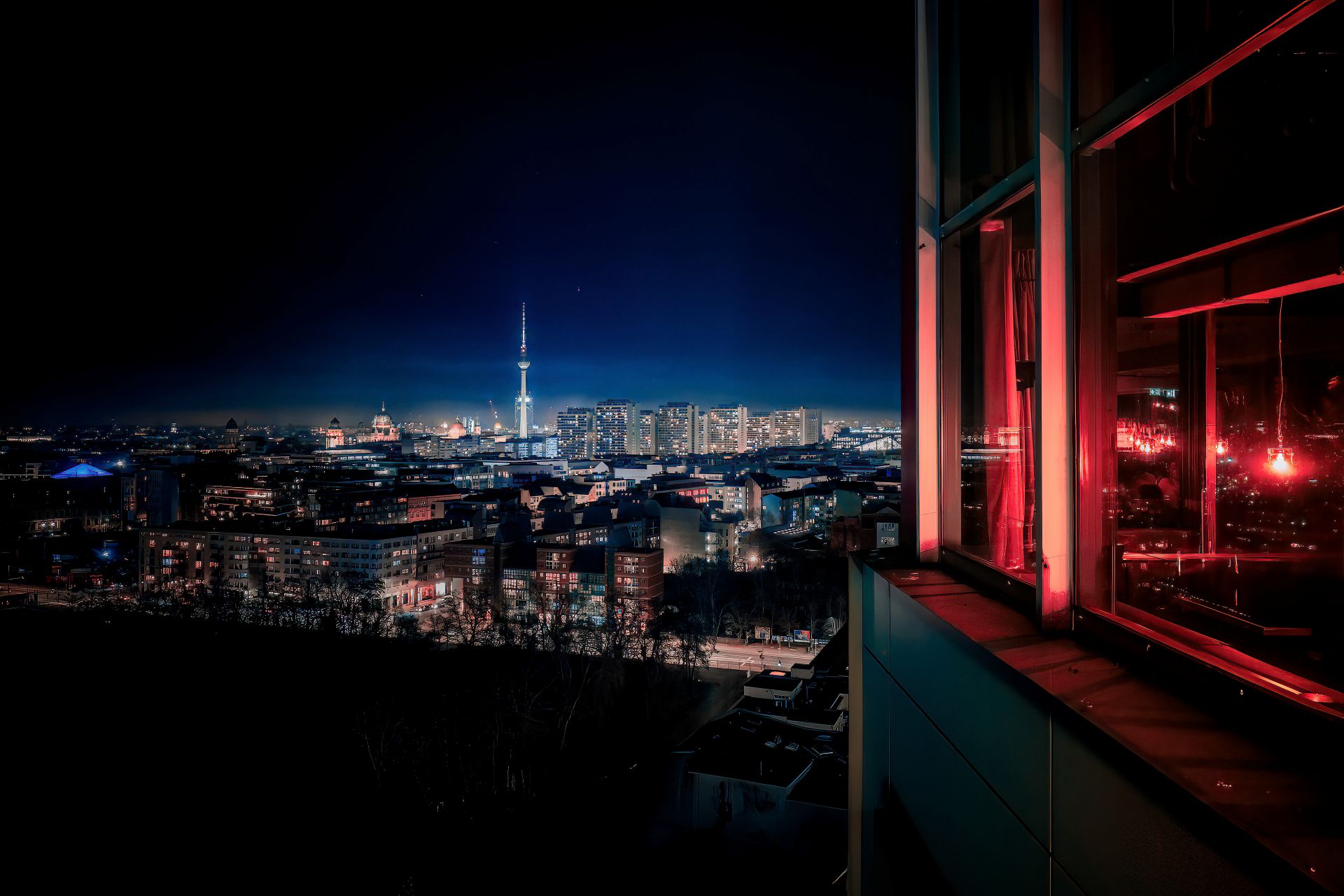 Nächtlicher Blick über Berlin mit Fernsehturm und Innenraumatmosphaere