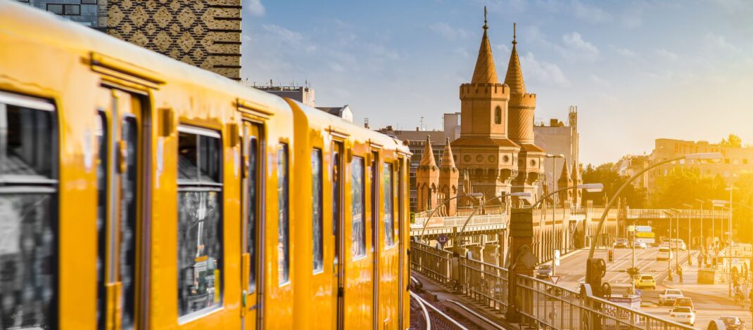 Gelbe Berliner U-Bahn auf der Oberbaumbruecke bei Abendlicht