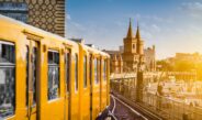 Gelbe Berliner U-Bahn auf der Oberbaumbruecke bei Abendlicht
