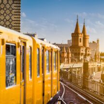 Gelbe Berliner U-Bahn auf der Oberbaumbruecke bei Abendlicht