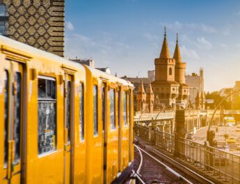 Gelbe Berliner U-Bahn auf der Oberbaumbruecke bei Abendlicht