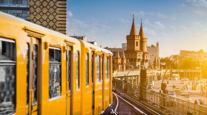 Gelbe Berliner U-Bahn auf der Oberbaumbruecke bei Abendlicht