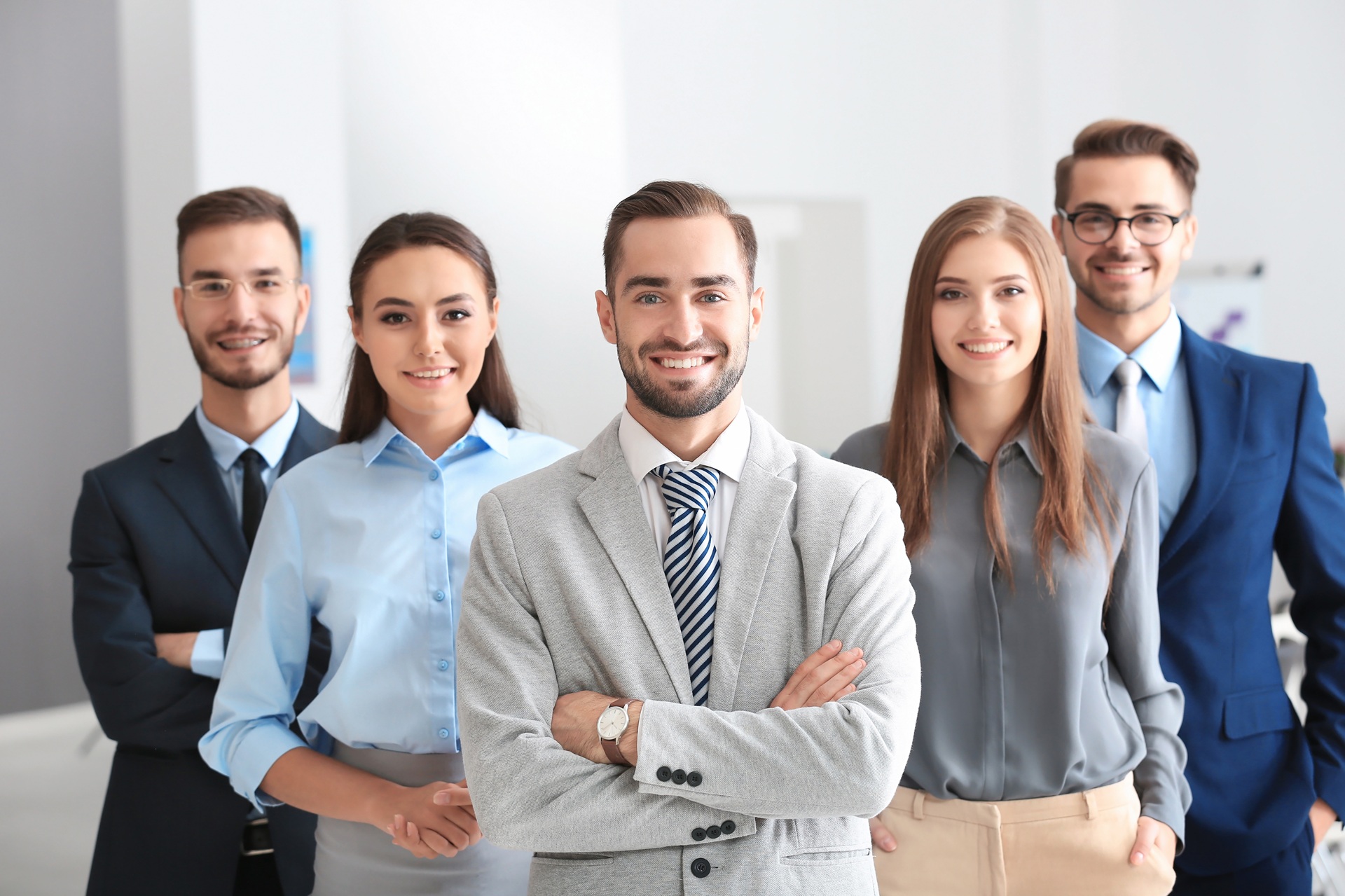 Team von Mitarbeitern in Büroatmosphäre | Büroreinigung in Düsseldorf