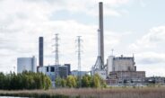 Industrieanlage mit Stahltanks und Schornsteinen