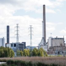 Industrieanlage mit Stahltanks und Schornsteinen