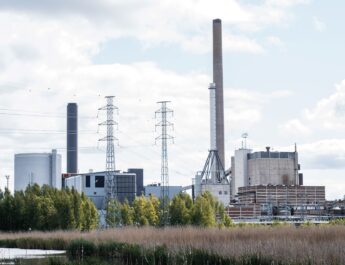 Industrieanlage mit Stahltanks und Schornsteinen
