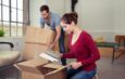 Paar packt persoenliche Dinge fuer Wohnungswechsel ein | Haushaltsauflösung Kosten