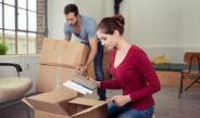 Paar packt persoenliche Dinge fuer Wohnungswechsel ein | Haushaltsauflösung Kosten
