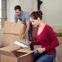 Paar packt persoenliche Dinge fuer Wohnungswechsel ein | Haushaltsauflösung Kosten