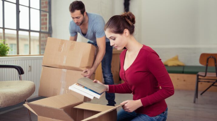 Paar packt persoenliche Dinge fuer Wohnungswechsel ein | Haushaltsauflösung Kosten