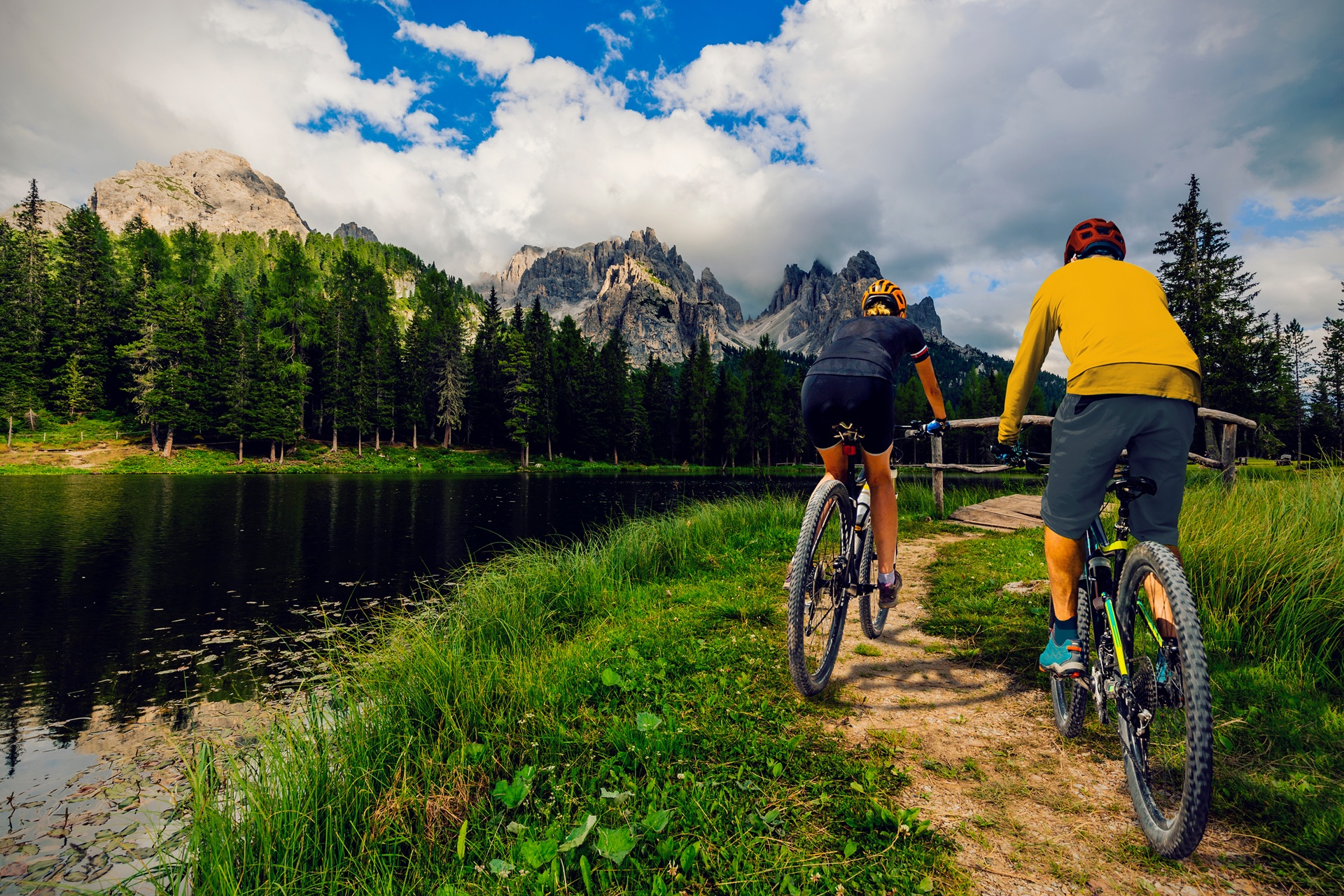 Mountainbiker fahren am Seeufer | Sportmediziner Köln