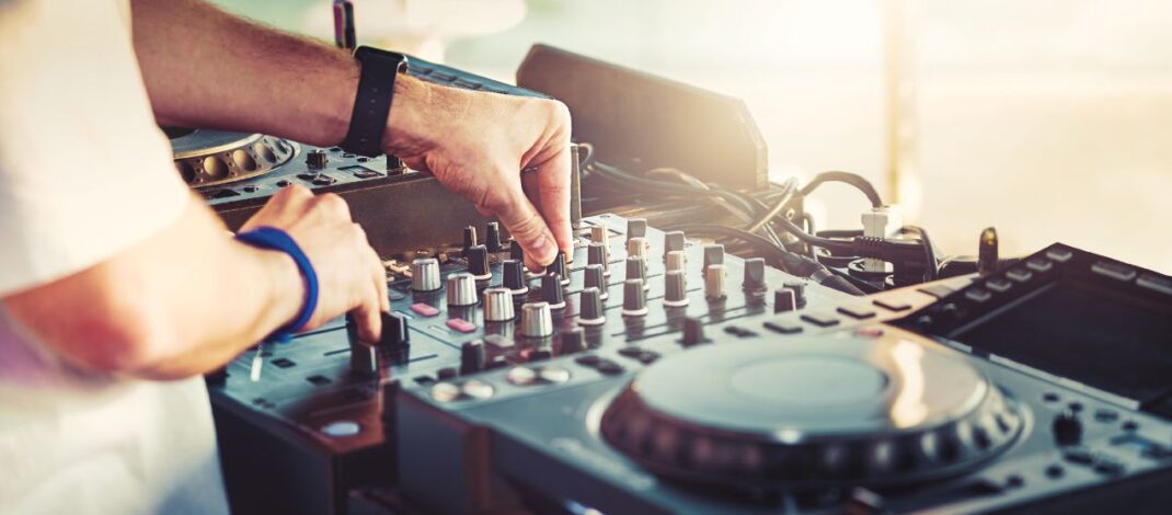 hochzeits dj berlin mit mischpult und soundtechnik im einsatz