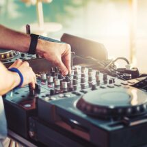 hochzeits dj berlin mit mischpult und soundtechnik im einsatz