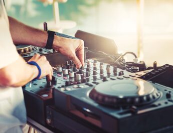 hochzeits dj berlin mit mischpult und soundtechnik im einsatz