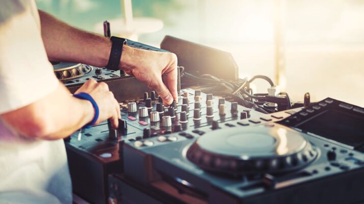 hochzeits dj berlin mit mischpult und soundtechnik im einsatz