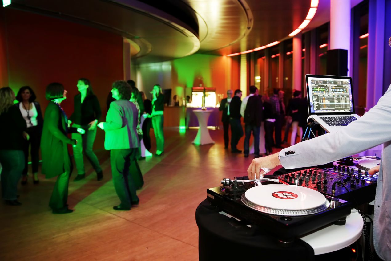 hochzeits dj berlin legt in beleuchteter eventlocation auf