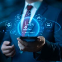 Geschäftsmann hält digitales Compliance-Symbol | Anwalt für Produkthaftung