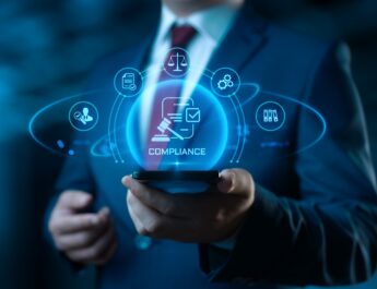 Geschäftsmann hält digitales Compliance-Symbol | Anwalt für Produkthaftung