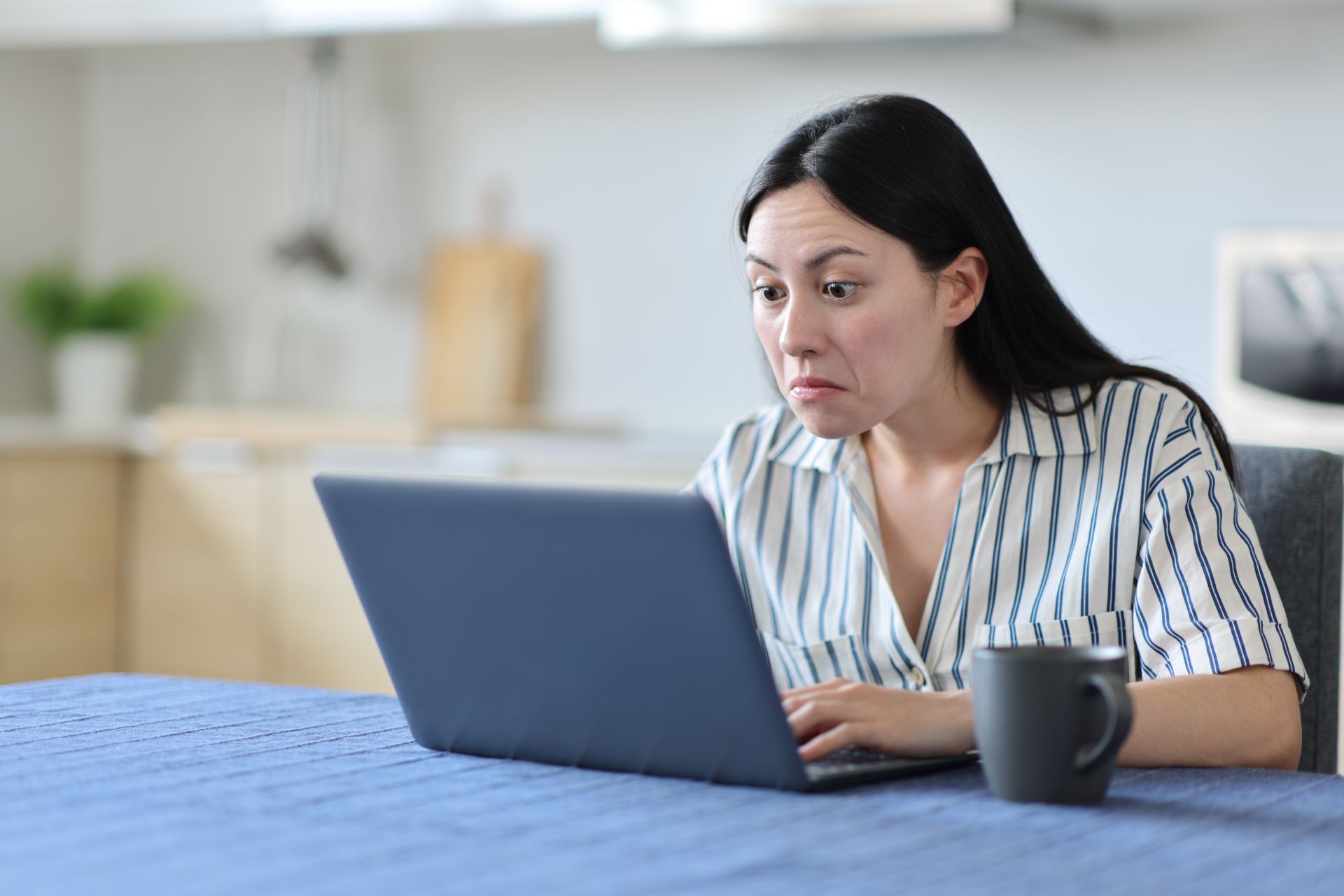 Jobsuche Portal frustrierte Frau am Laptop