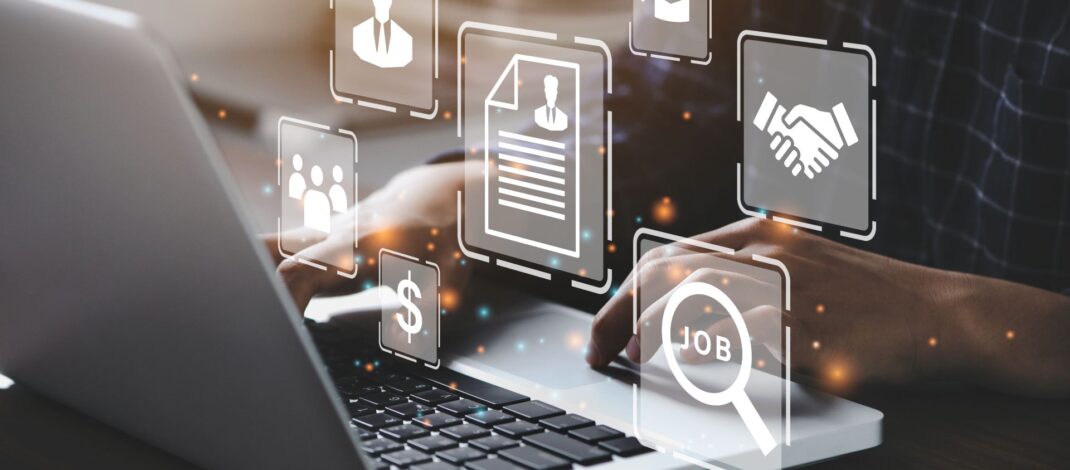 Jobsuche Portal digitale Bewerbung am Laptop