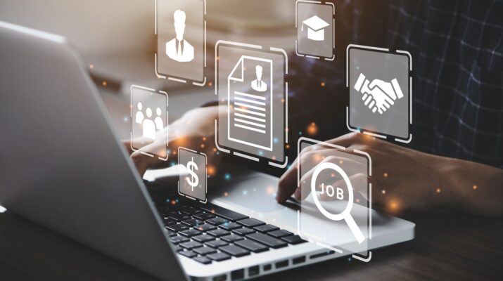 Jobsuche Portal digitale Bewerbung am Laptop